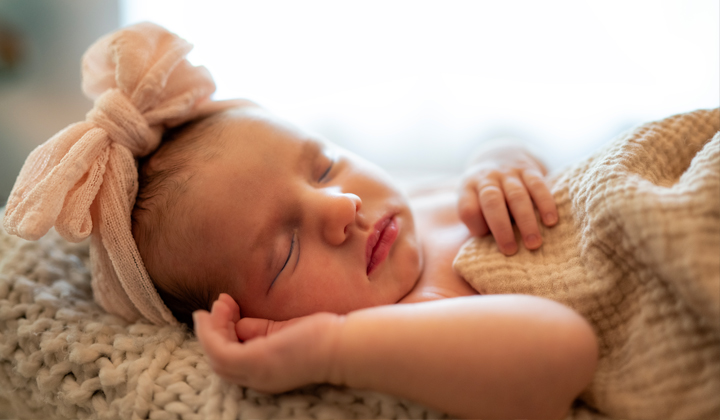When to Book Newborn Photos (and What an In-Home Session Looks Like)